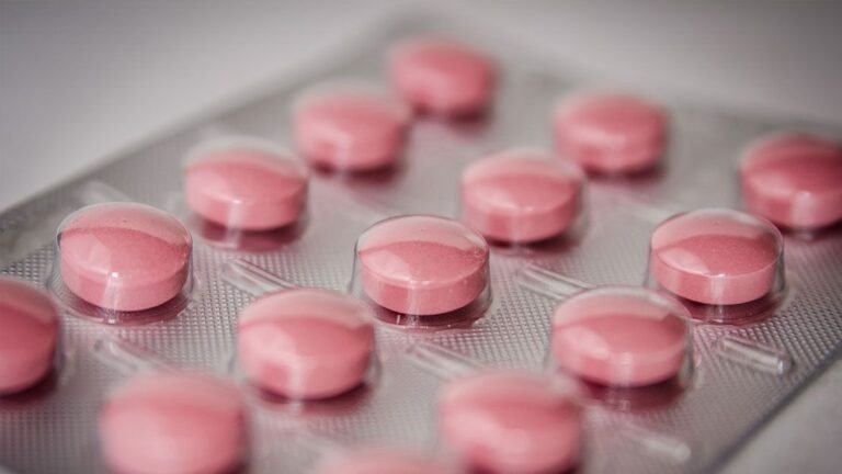 Nahaufnahme rosa Tabletten in einer transparenten Blisterverpackung als Symbol für pharmazeutische Produktion